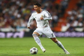 哈登持球突破制造犯规获得多次罚球，哈登持球能力