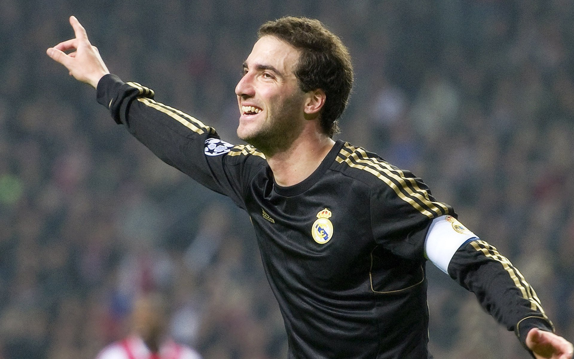 “马科斯·莫奇的灵活防守与精湛技艺,帮助美洲狮队在世界赛场脱颖而出”